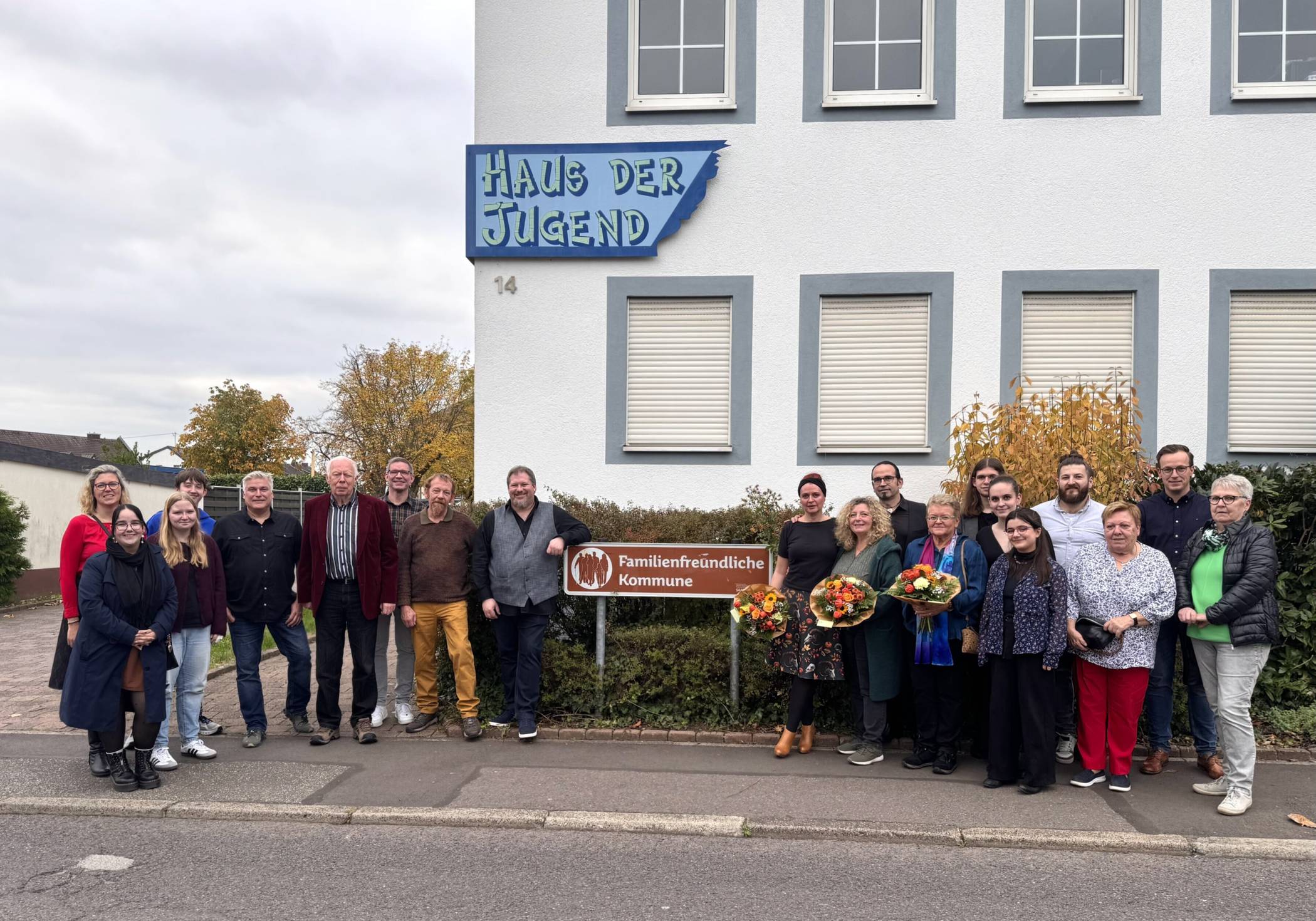 Das Haus der Jugend in Saarwellingen und das engagierte Team dahinter, darunter auch Projektinitiator Roland Steffen, Amtsleiter für Jugend, Senioren und Soziales der Gemeinde Saarwellingen Christoph Klein sowie Bürgermeister Horst Brünnet feierten jetzt das 30-jährige Bestehen. Foto: Anna Neusüß © Anna Neusüß, Saarbrücker Zeitung